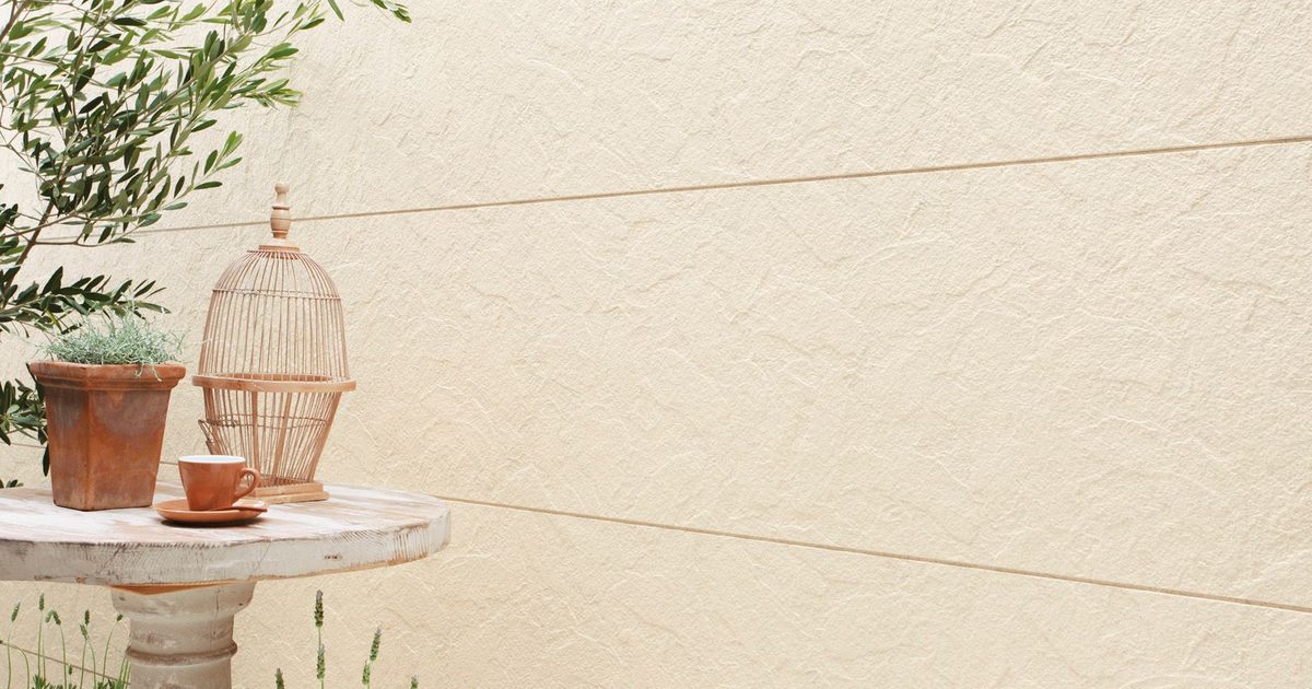 KMEW vs porcelánico en fachada ventilada: peso, montaje, fijación oculta y libertad de diseño